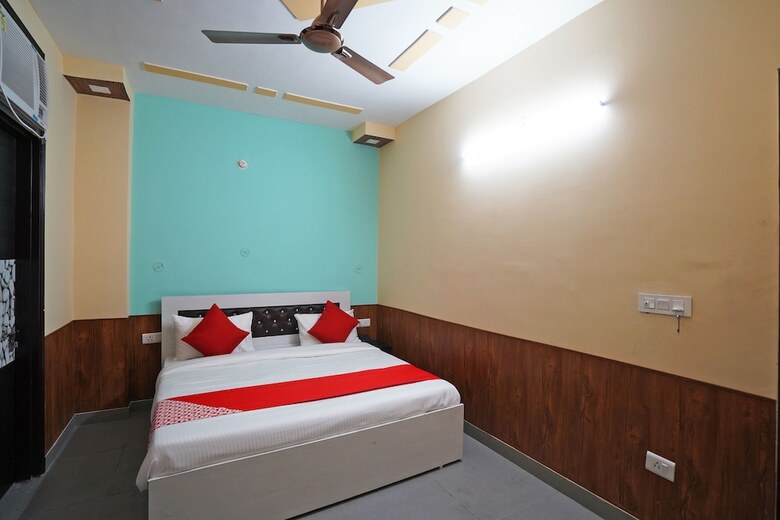 Hotel Oyo 46922 Qlark White Palace