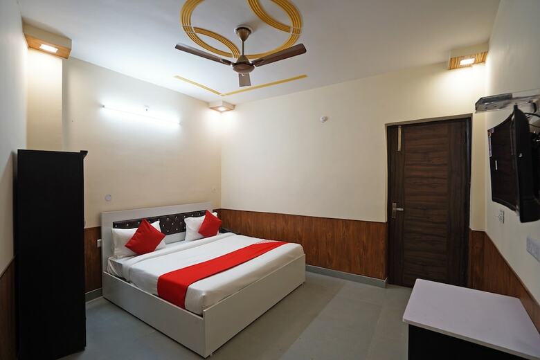 Hotel Oyo 46922 Qlark White Palace