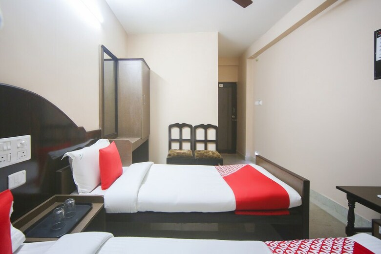 Hotel Oyo 61379 Golden Cafe Boarding & Lodging