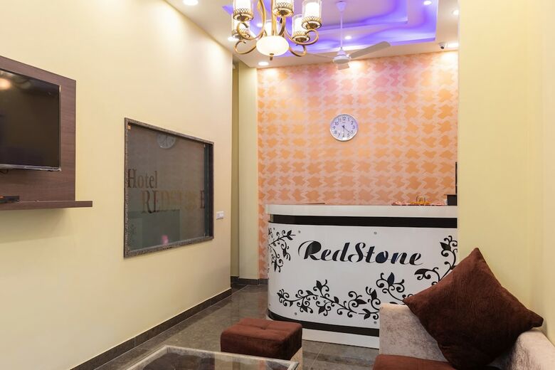 Oyo 29932 Hotel R S Plaza