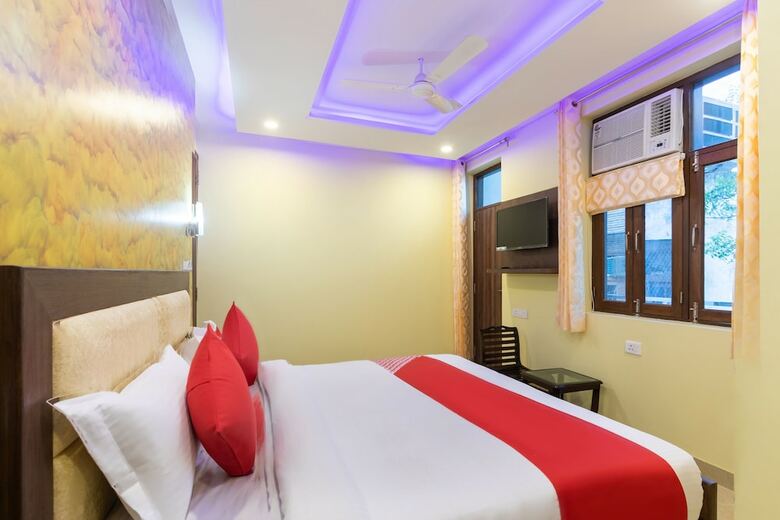 Oyo 29932 Hotel R S Plaza