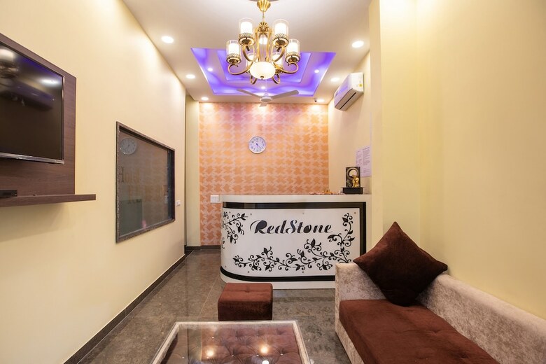 Oyo 29932 Hotel R S Plaza