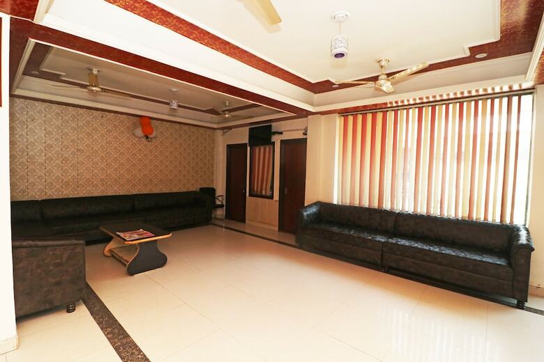Oyo 28053 Hotel Gayatri Palace