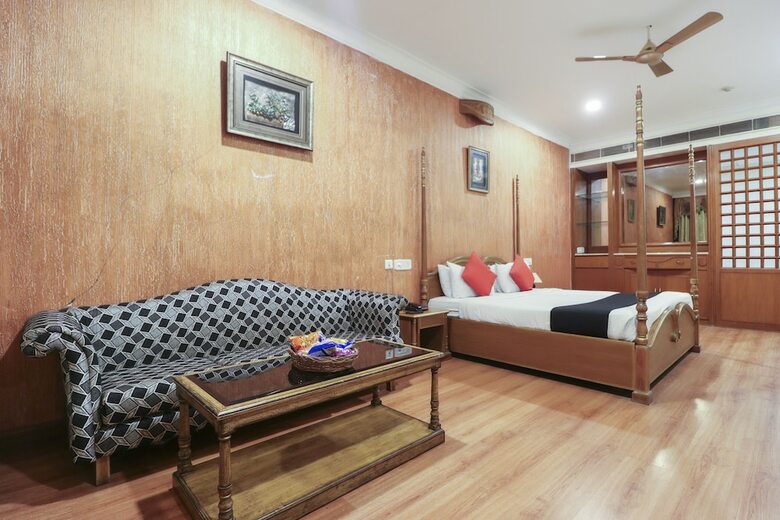 Capital O 5439 Hotel Shiraaz
