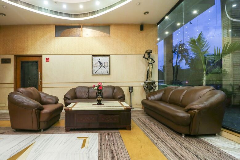 Capital O 5439 Hotel Shiraaz