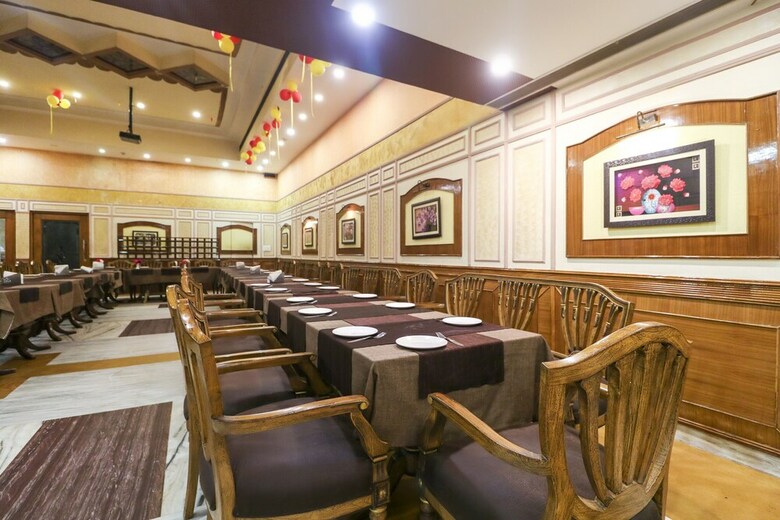 Capital O 5439 Hotel Shiraaz