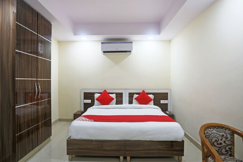 Hotel Oyo 13306 Rampal Palace