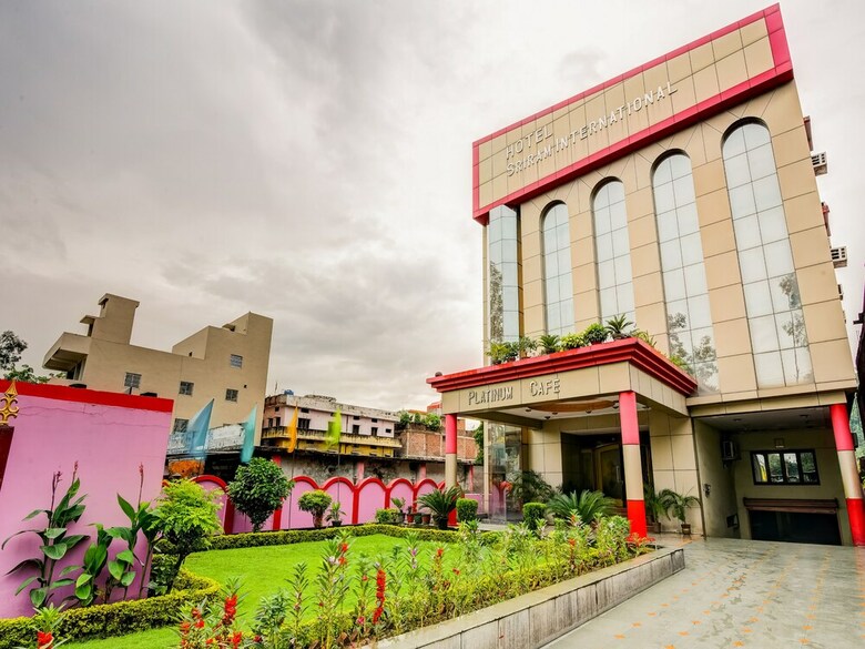 Spot On 61954 Hotel Sriram International