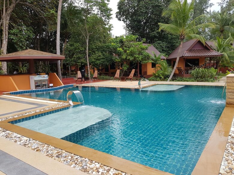 Hotel Lanta Pearl Beach Resort