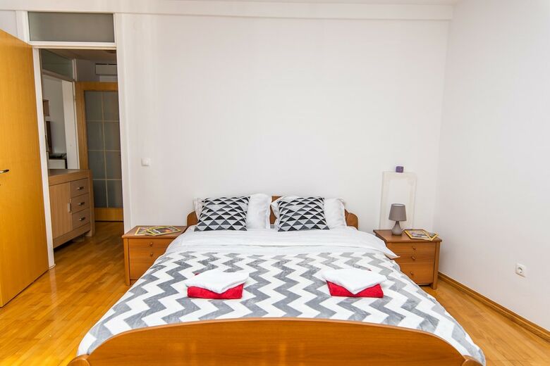 Modern 2bdr Apartment In The Center- Free Parking