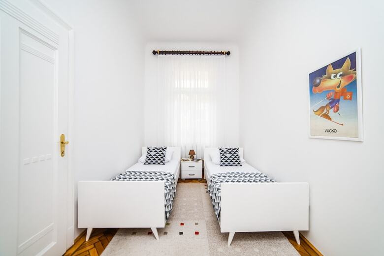 Spacious 3bdr Apt With A Balcony In The Center!