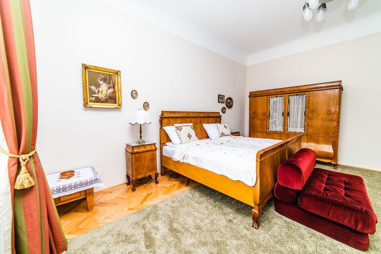 Spacious 3bdr Apt With A Balcony In The Center!