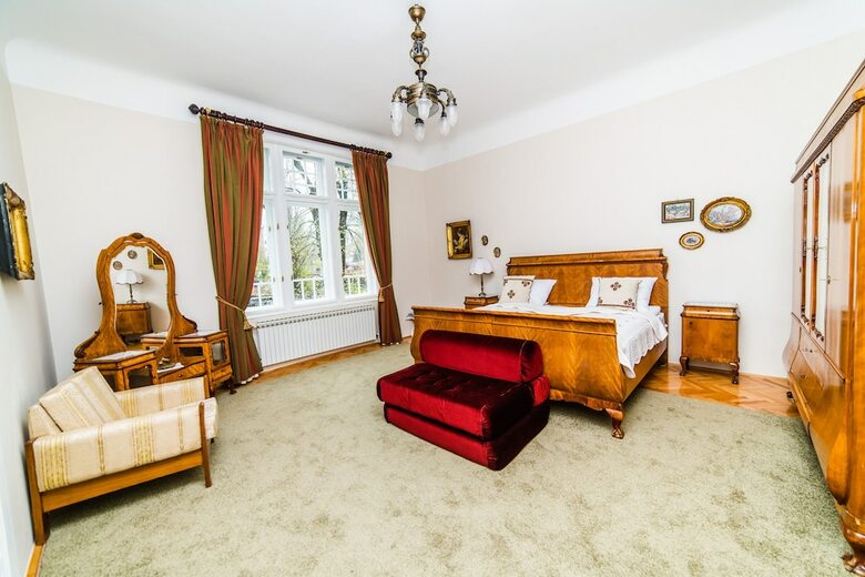 Spacious 3bdr Apt With A Balcony In The Center!