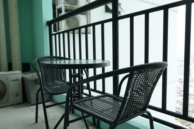 Elegant And Comfy 1br Green Central City Apartment