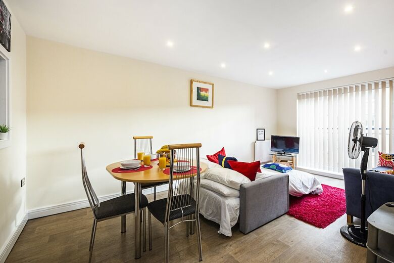 Ash Cosy Apartments 1 - Settlers Court