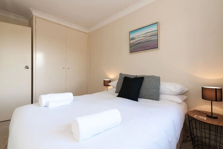 Bright 3 Bedroom Apartment In Leafy Artarmon