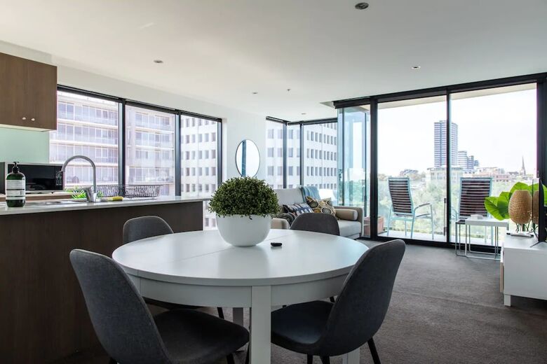 Bright 2 Bedroom Apartment With Rooftop Pool