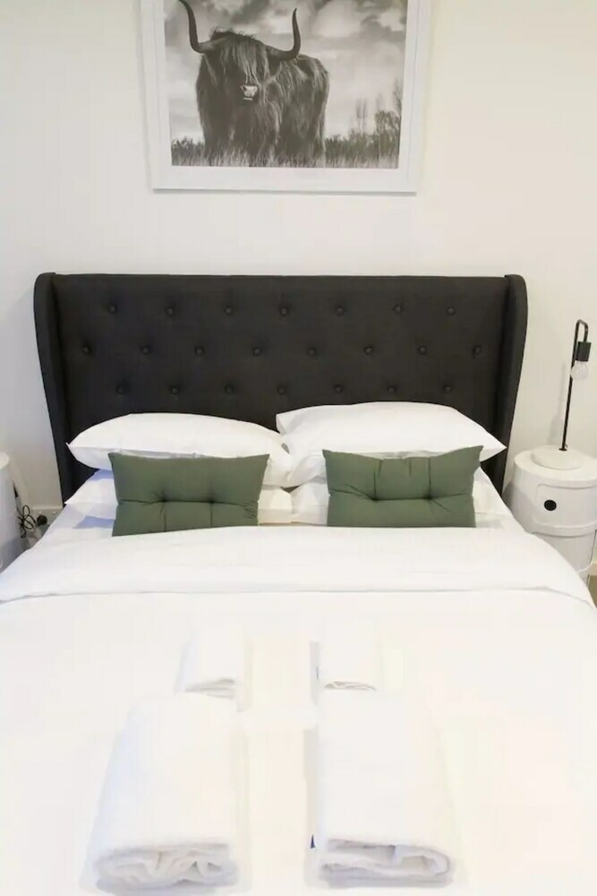 Central 1 Bedroom Apartment Close To Cbd And Riverside