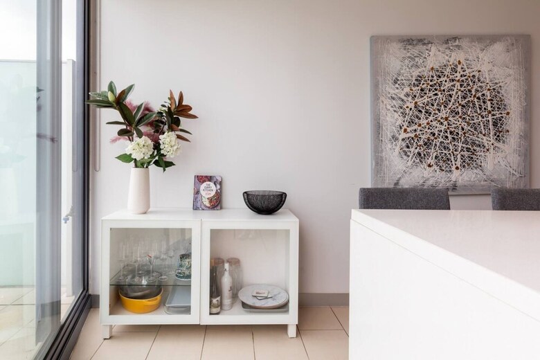 Upscale 2 Bedroom Apartment With Balcony In Cbd