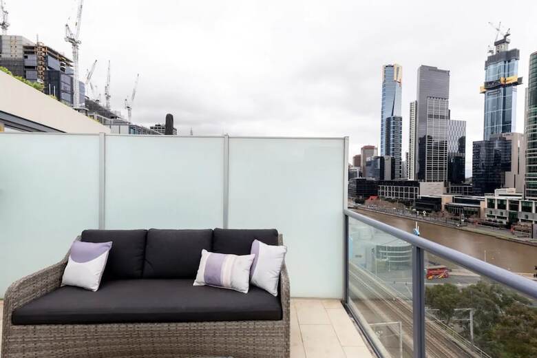 Upscale 2 Bedroom Apartment With Balcony In Cbd