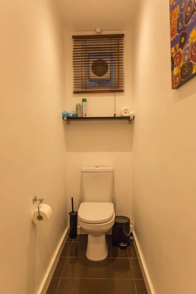 Bright And Spacious 2 Bedroom Apartment In Windsor