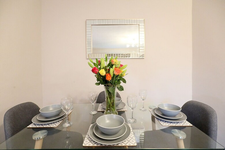 Spacious 2 Bedroom Cosy Apartment - Close To Station!
