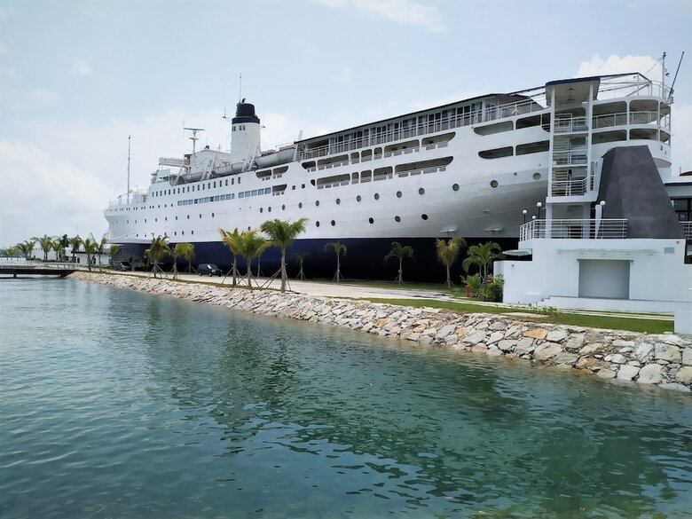Doulos Phos The Ship Hotel