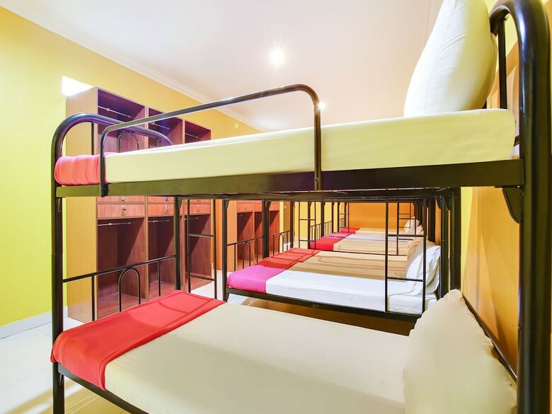 Hostal Spot On 89623 Nawawi's Backpackers - Hostel