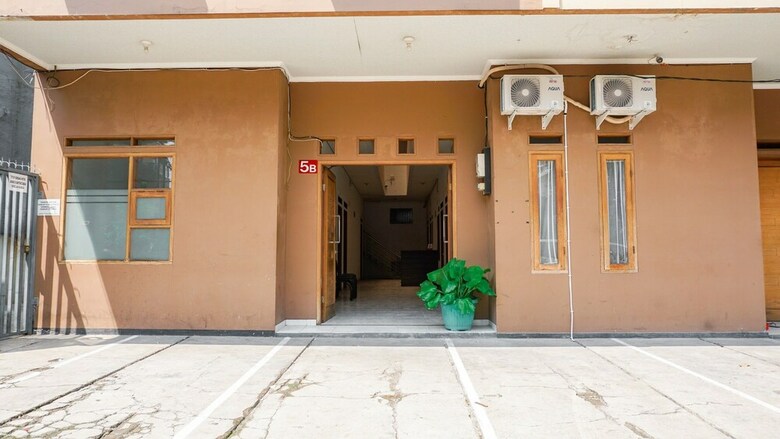 Hostal Oyo 1932 Srimahi Residence