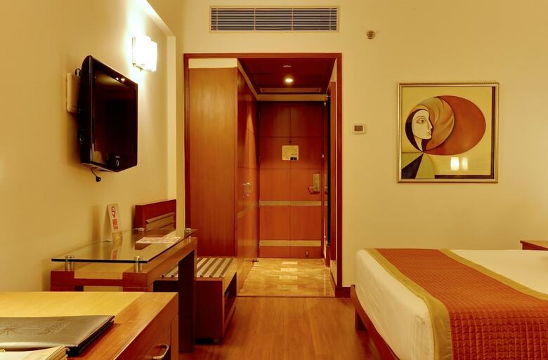 Hotel The Suryaa New Delhi