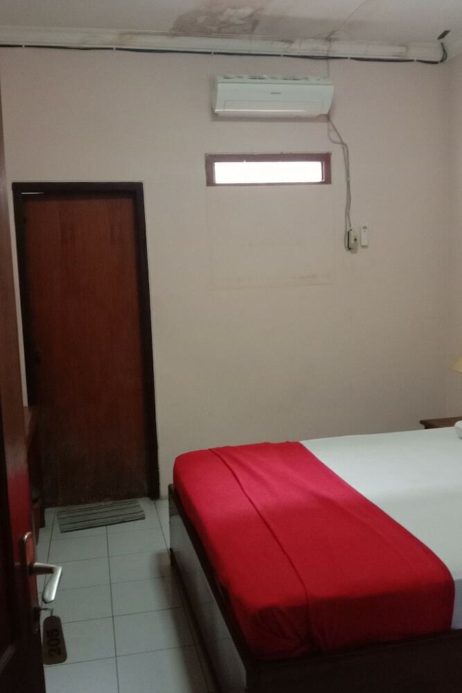 Hostal Oyo 1751 Hotel Trihadhi