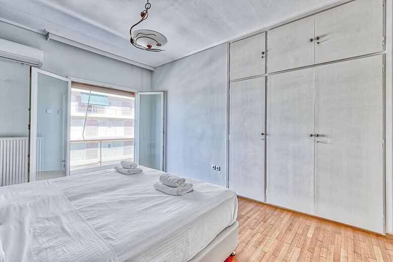 Spacious 3 Bedroom Apartment In Alimos