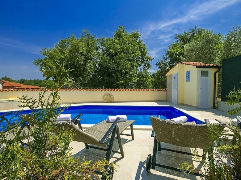 Lovely Apartment In Ka?tel With Swimming Pool