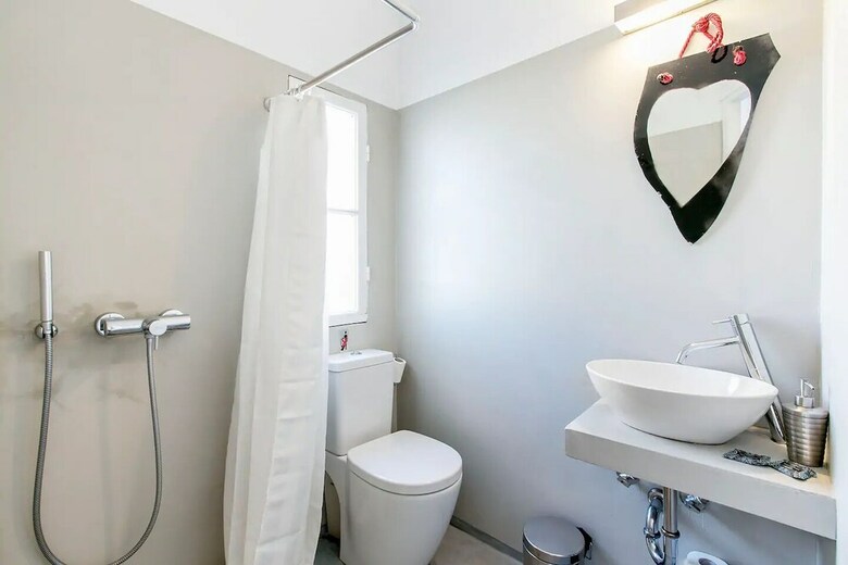 Spacious Apartment In Plaka Athens A3