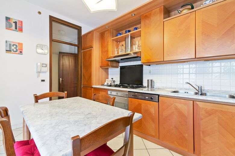 Torre Roomy Apartment