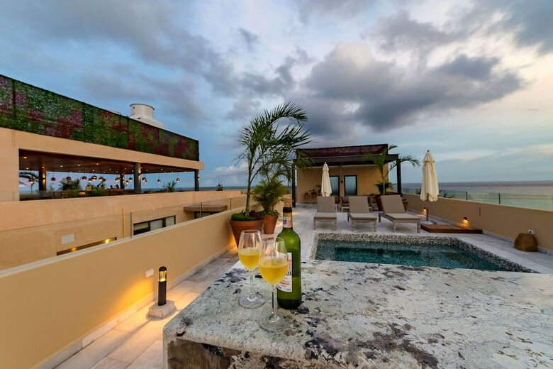 Aparthotel Singular Joy Vacation Rentals