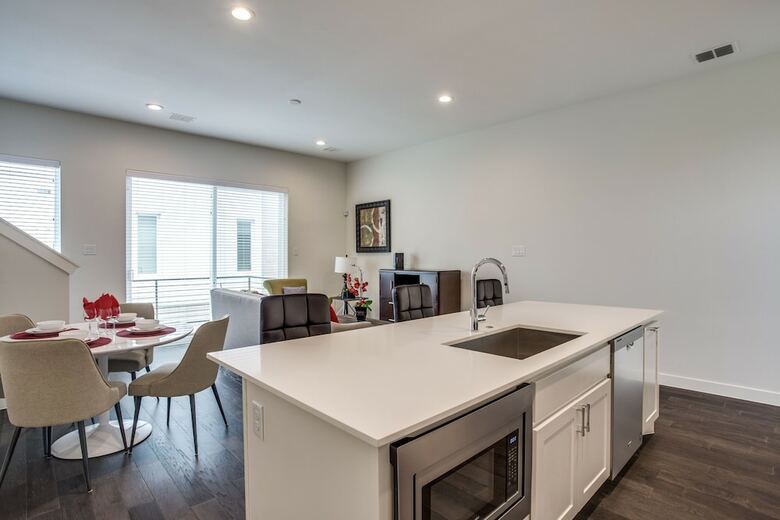 Modern Dallas Townhome 2 Br Fully Furnis