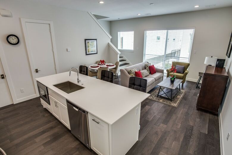 Modern Dallas Townhome 2 Br Fully Furnis