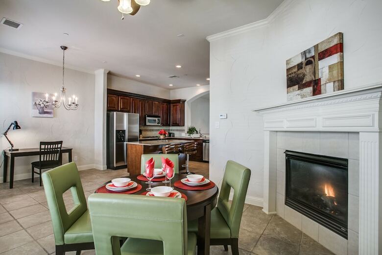 Beautifully Furnished Townhome At Shops