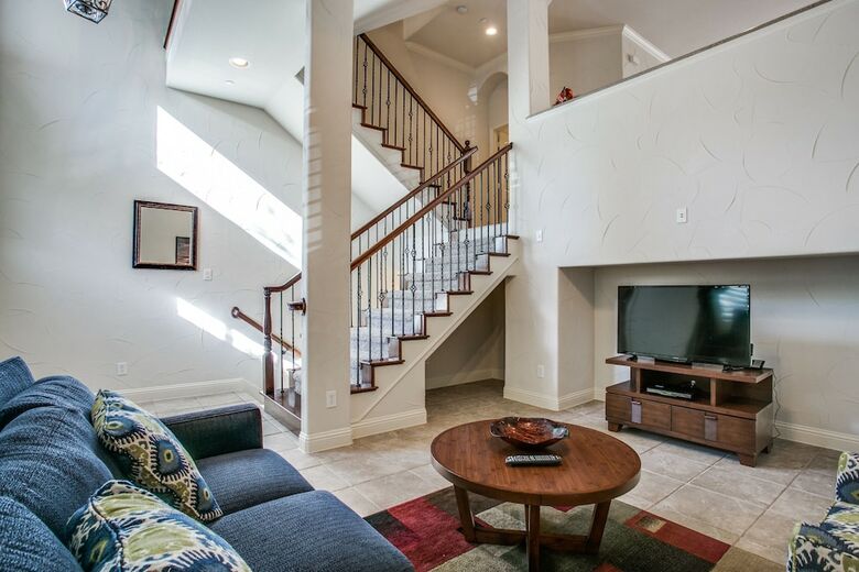 Beautifully Furnished Townhome At Shops