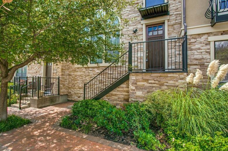 Stylish 3 Bedroom Town Home At Shops At