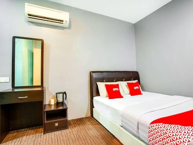 Oyo 89652 P Line Hotel