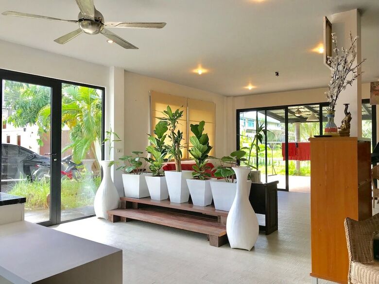 Hostal Hiranyika Cafe And Bed