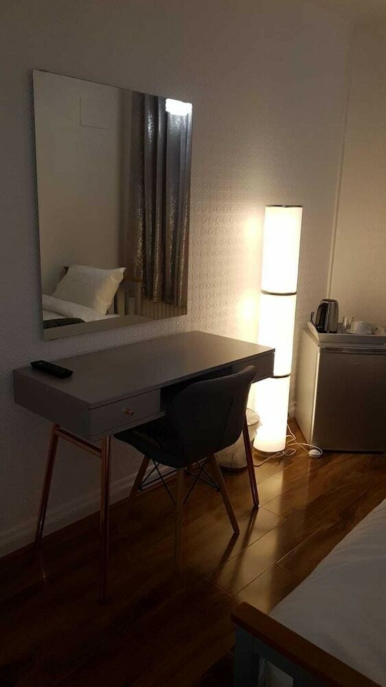 Hotel Newly Refurbished Rooms Near Whitton Stn