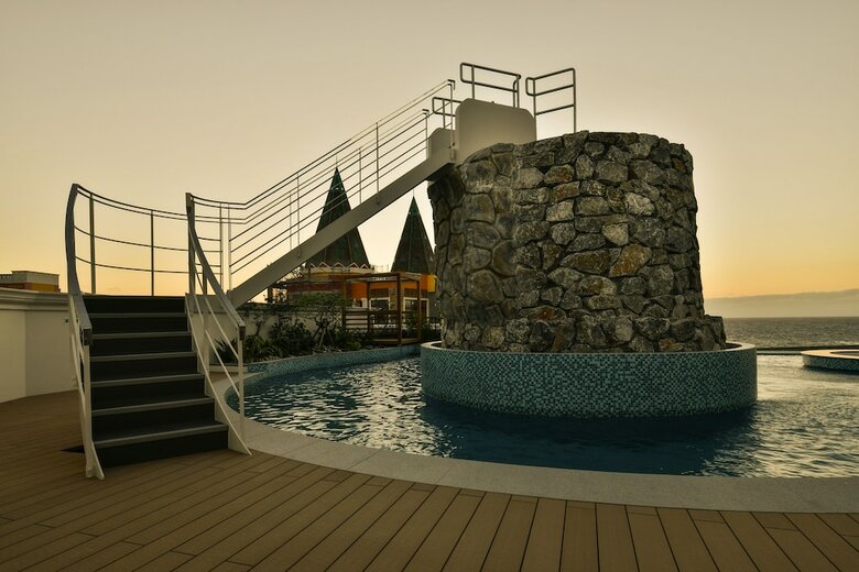 Hotel Lequ Okinawa Chatan Spa & Resort