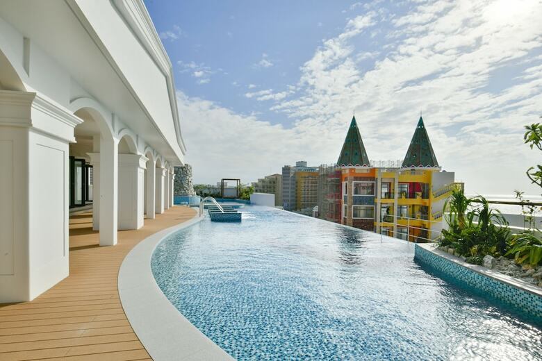 Hotel Lequ Okinawa Chatan Spa & Resort