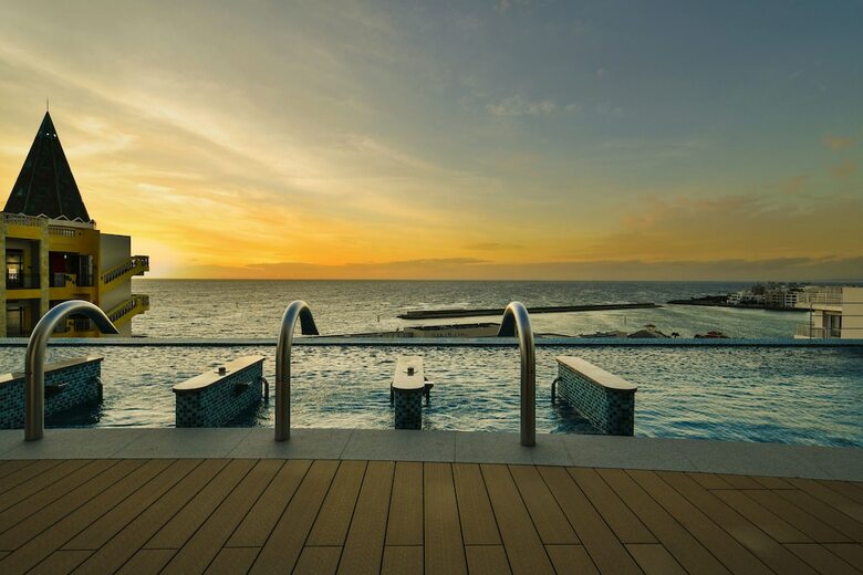 Hotel Lequ Okinawa Chatan Spa & Resort