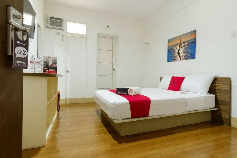Hotel Reddoorz Near V Mapa Station