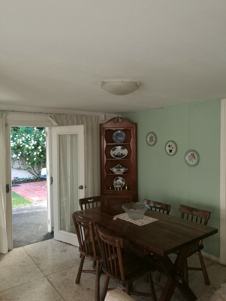 Wonderful Chalet Three Blocks From The Beach