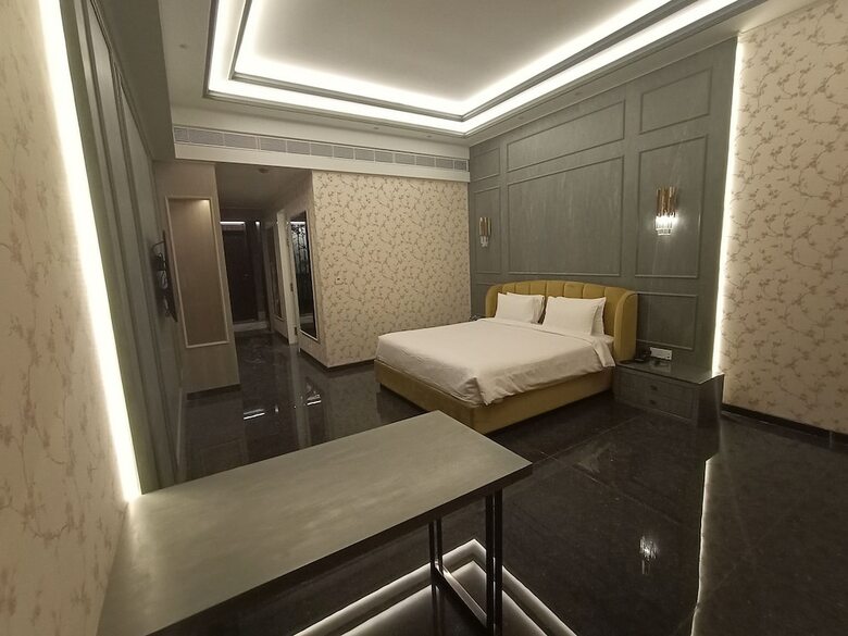 Hotel Seven Eleven Club